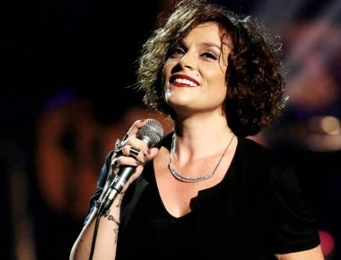 Ενοχλημένη η Ζουγανέλη: «Γιατί να ξέρει το κοινό πώς είμαι με μαγιό ή αν έχω γκόμενο;»